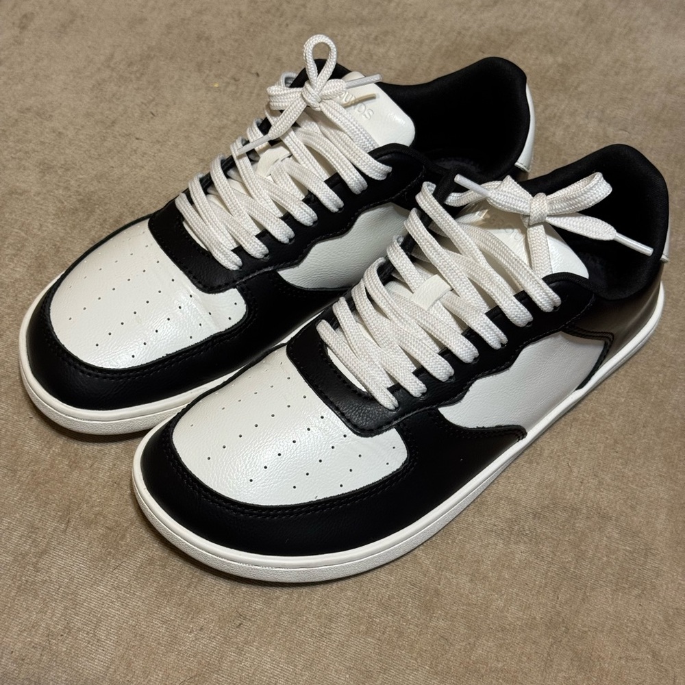 Classic Black and White Men's Sneakers
